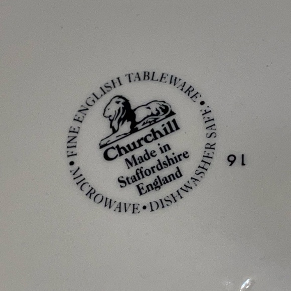 Churchill England Briar Rose Collection Serving Bowl with Lid - Picture 4 of 4